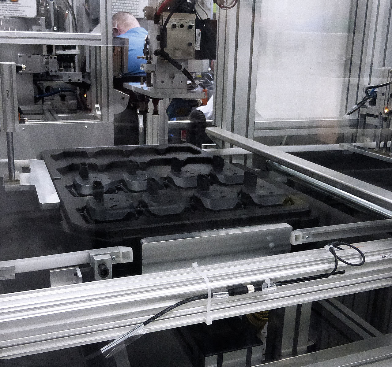 Dispositifs de chargement / déchargement, convoyage : - Dévracage 2D / 3D Solutions modulaires Convoyage simple et complexe Dépilage Transfert entre postes